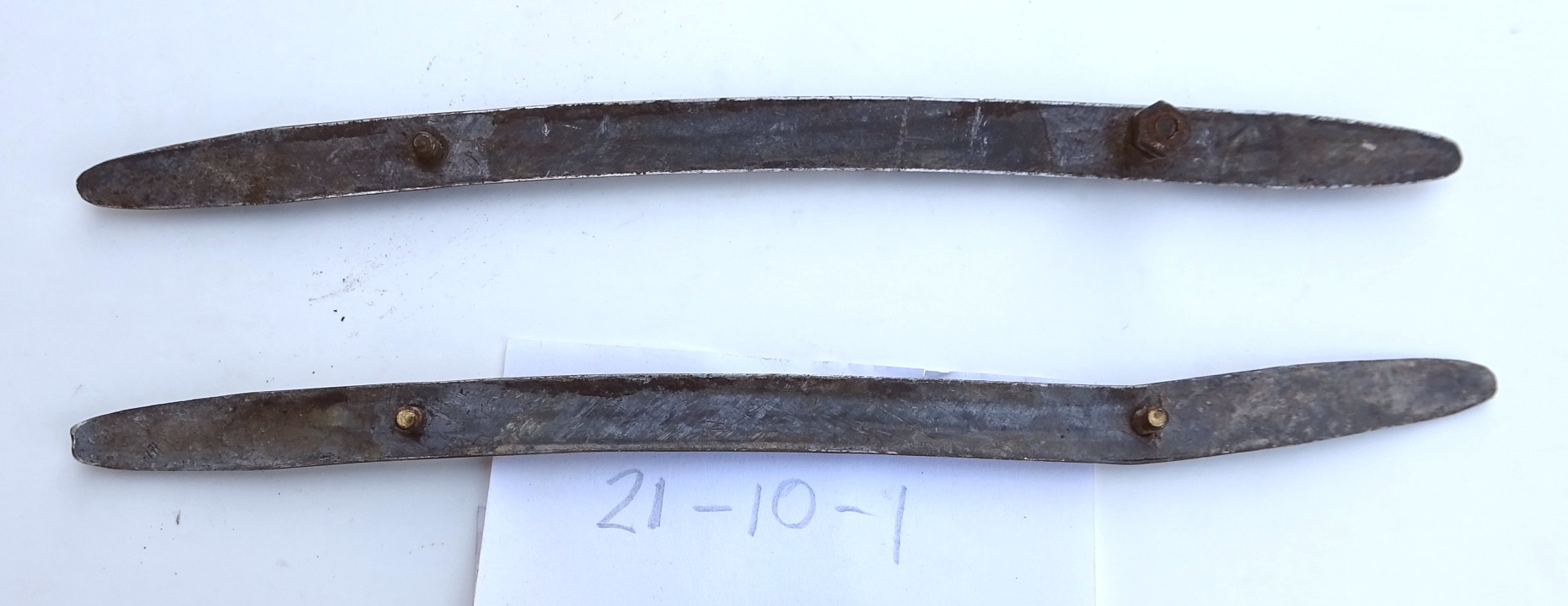 (image for) Rear wing edge strips.